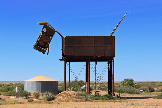 Outback Kunst. Der Dingo aus einem alten Wassertank der Ghan und einem Autowrack