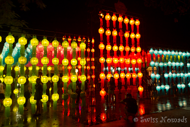 Chiang Mai erleuchtet während des Loy Krathongs / Yi Peng in einem Lichtermeer aus Laternen