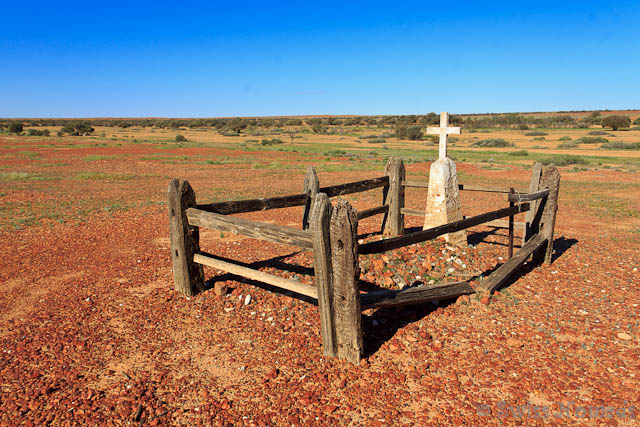 Ein einsames Grab inmitten der Gibber Plains bei Mount Dutton