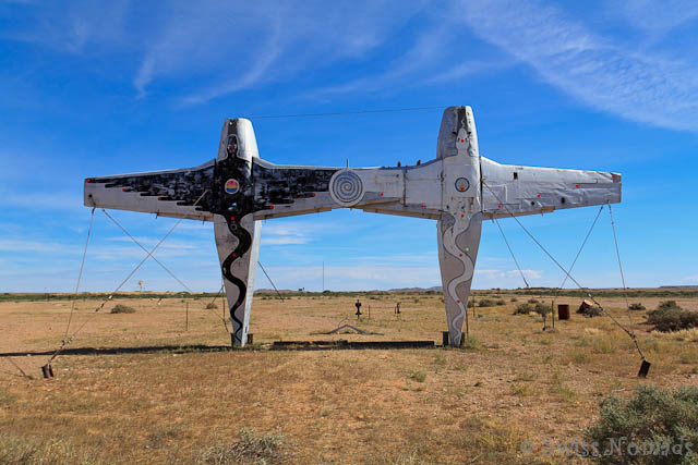 Die Installation Plane Henge im Mutonia Sculpture Park entlang des Oodnadatta Tracks