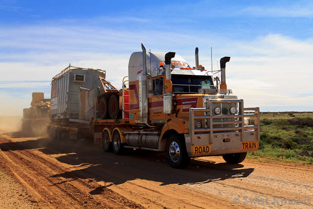 Entgegenkommende Roadtrains auf Schotterpisten können gefährlich sein