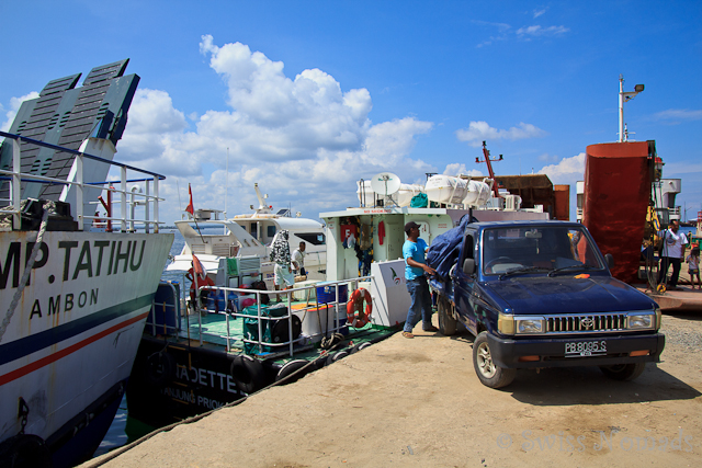 Beladen des Versorgungsbootes im Hafen von Sorong