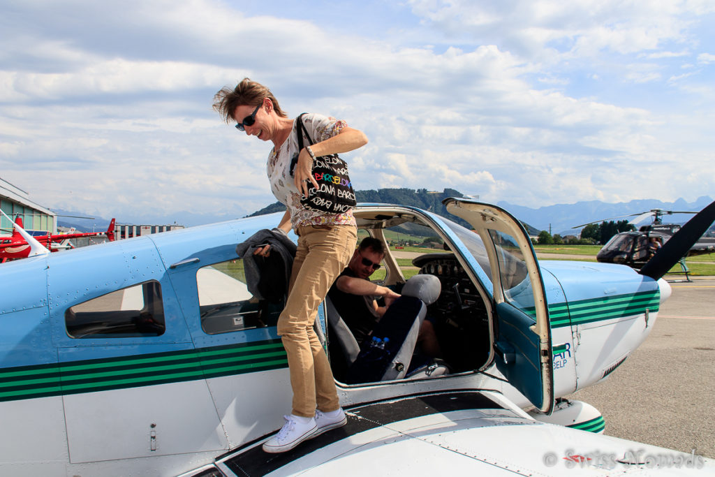 Reni steigt glücklich aus dem Flugzeug. Was für ein Erlebnis, so ein Alpenrundflug