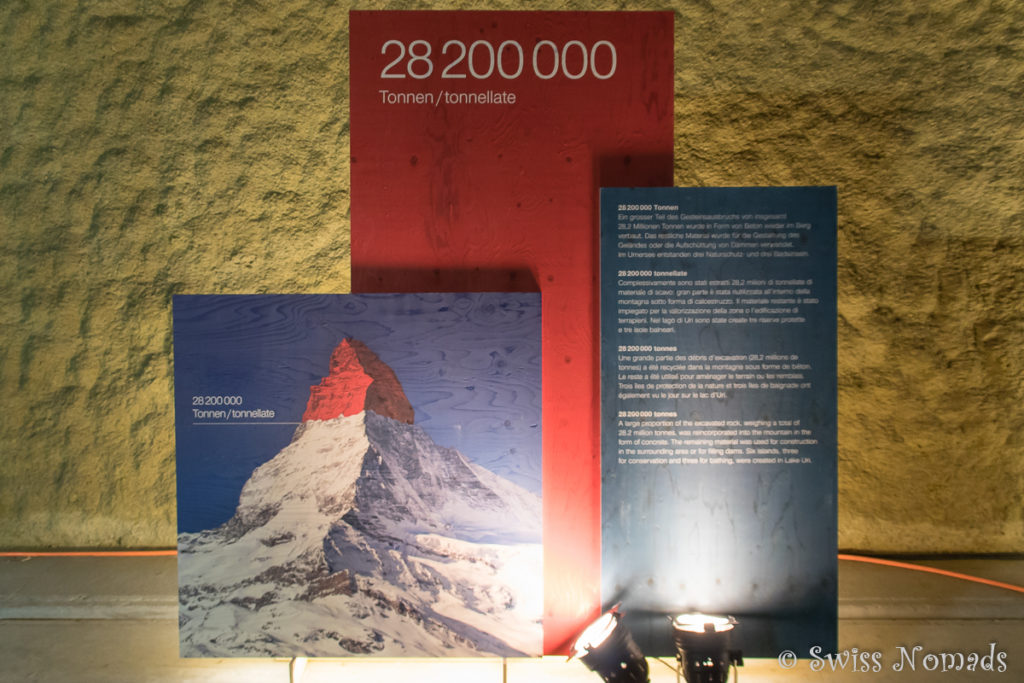 Die Infotafel der Erlebniswelt im Gotthard Basistunnel zeigt auf wie viel Gestein ausgebrochen wurde