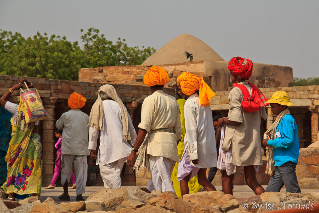 Besucher beim Qutb Minar