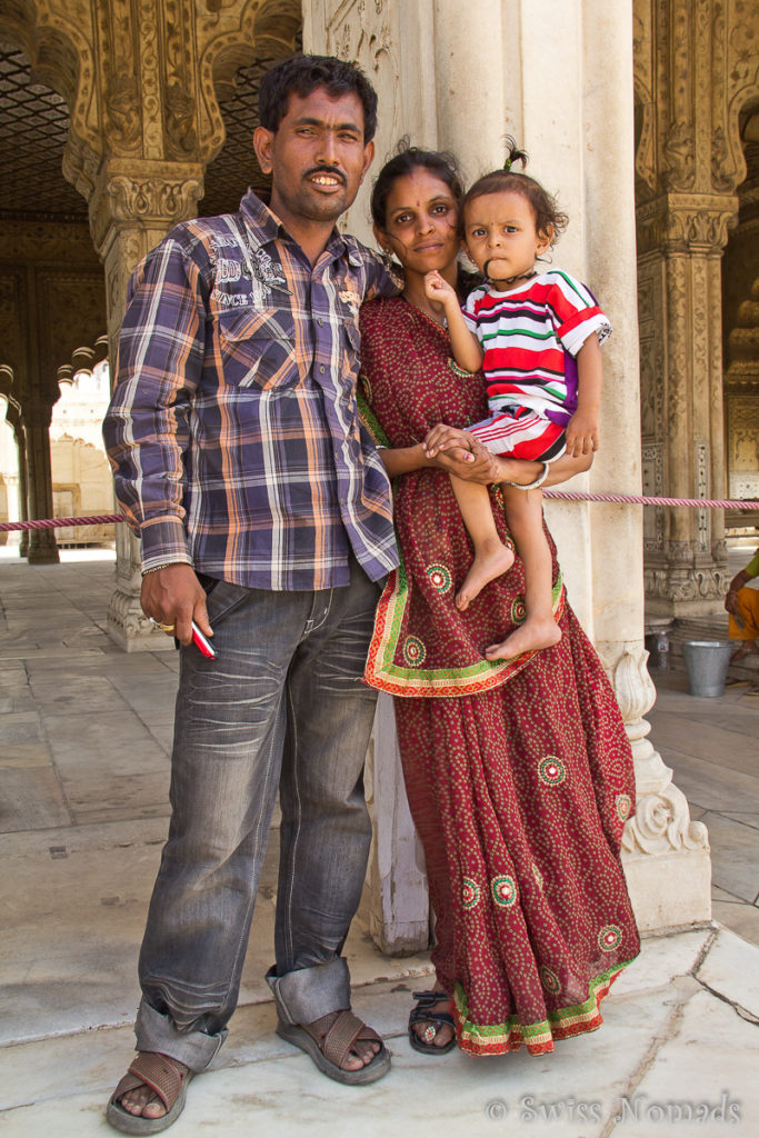 Familienporträt beim Red Fort in Delhi