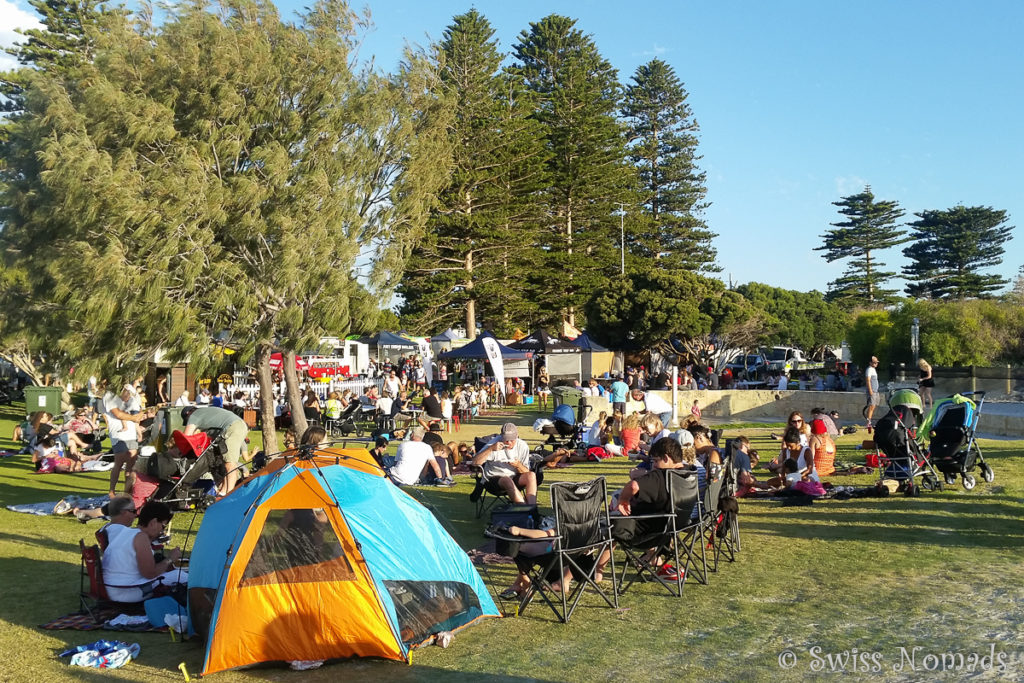 Besucher an den South Beach Sunset Markets in Fremantle