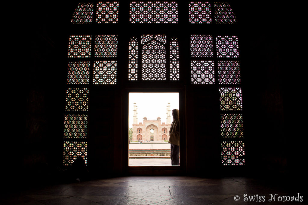 Die filigranen Jalis des Akbar Mausoleums