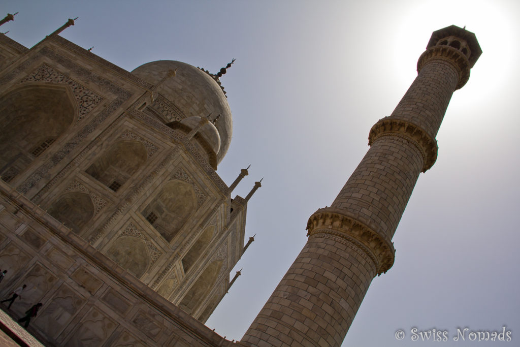 Das Minaret des Taj Mahal mit der Sonne im Hintergrund