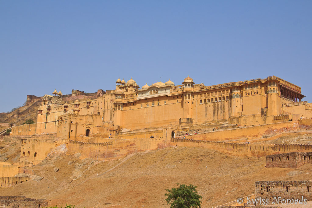 Das Amber Fort thront auf einem Hügel des Aravalli Gebirges