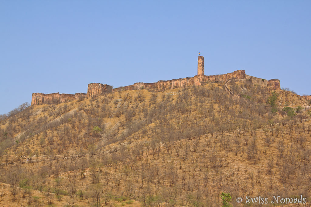 Das Jaigarh Fort liegt auf einem Hügel überhalb des Amber Forts