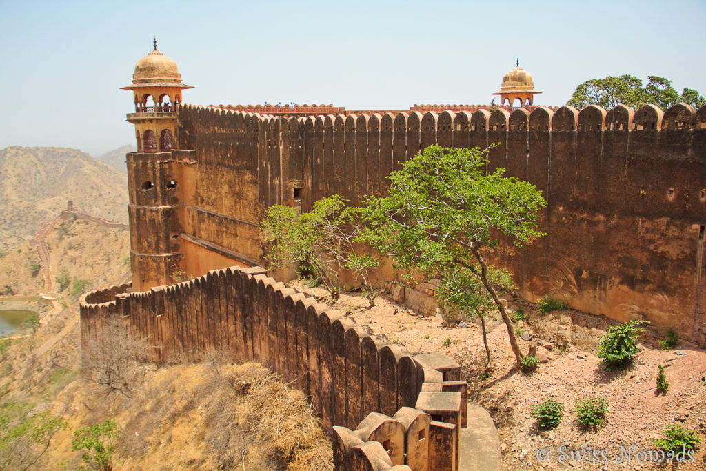 Das Jaigarh Fort ist mit einer hohen Mauer umgeben