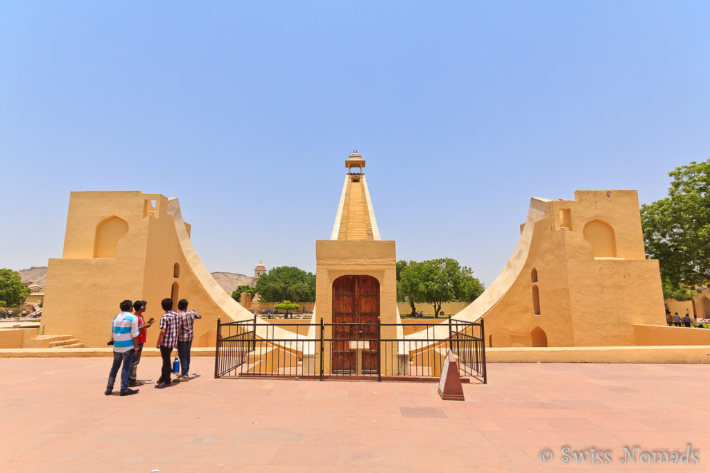 Das Jantar Mantar in Jaipur ist ein Observatorium mit riesigen Astronomischen Geräten 