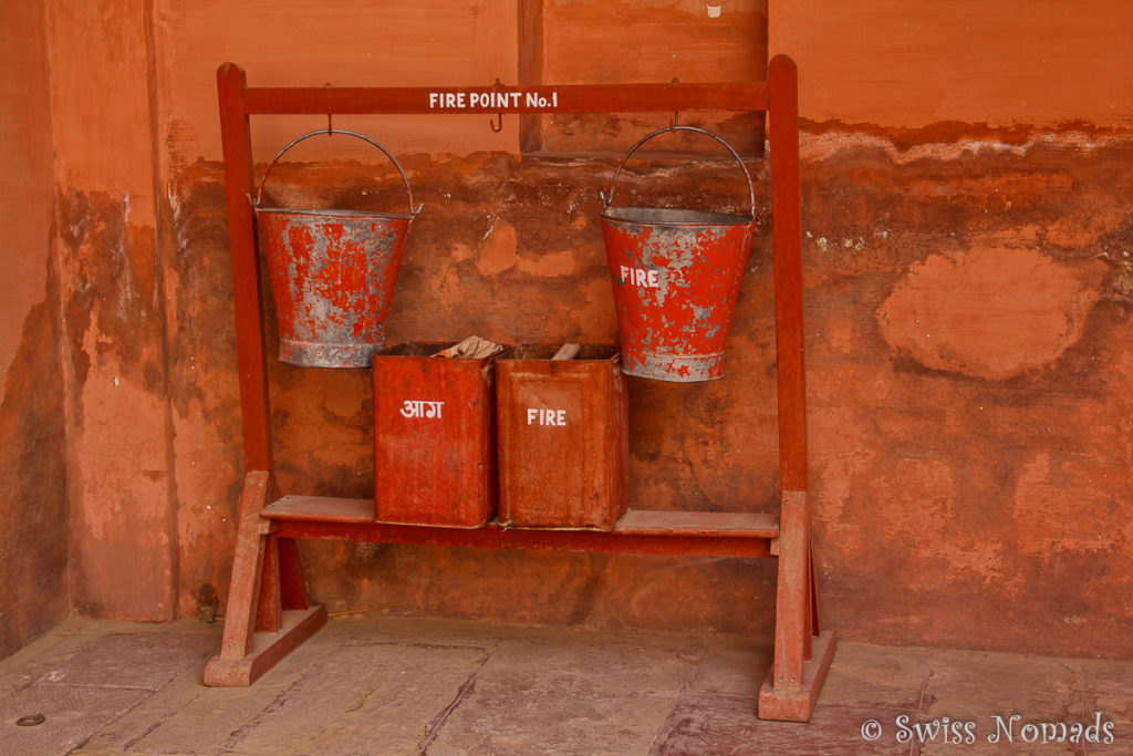 Ob diese Feuerloescher im Junagarh Fort in Bikaner im Notfall helfen