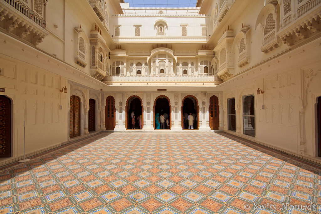 Mehere Innenhöfe sind im Junagarh Fort in Bikaner mit schönen Fliesen versehen