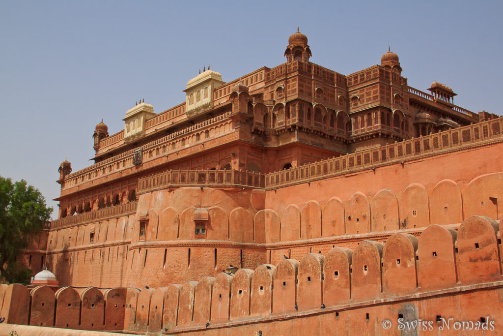 Das Junagarh Fort in Bikaner ist von einer riesigen Mauer umgeben