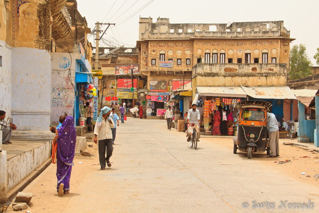 Auf den Strassen in Nawalgarh geht es gemächlich zu und her