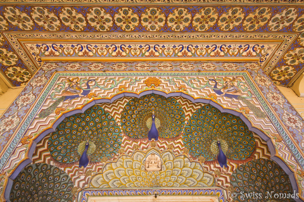 Das Pfauen Gate im Chandra Mahal des City Palace in Jaipur