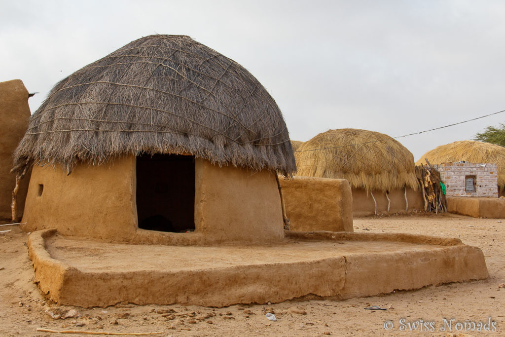 Typische Häuser im Dorf der Thar Wüste in Rajasthan