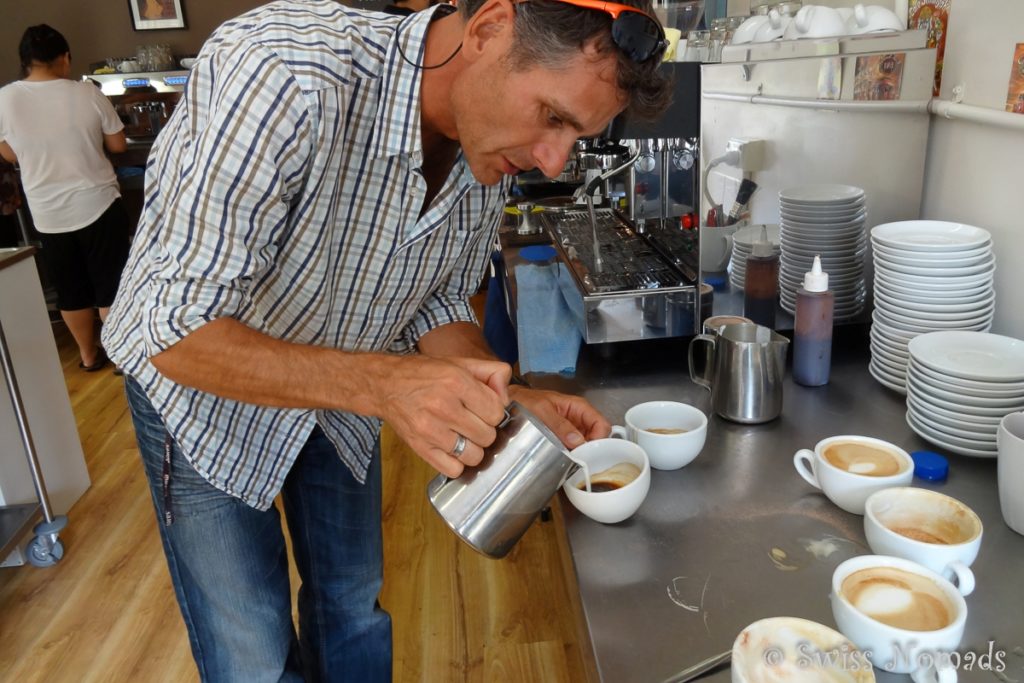 Marcel lernt im Barist Kurs in Fremantle wie man einen leckeren Cappuccino zubereitet