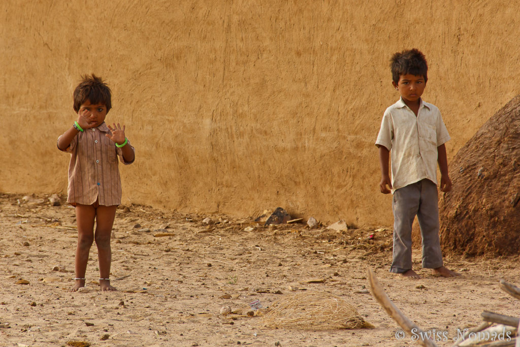 Kinder in der Thar Wüste in Rajasthan