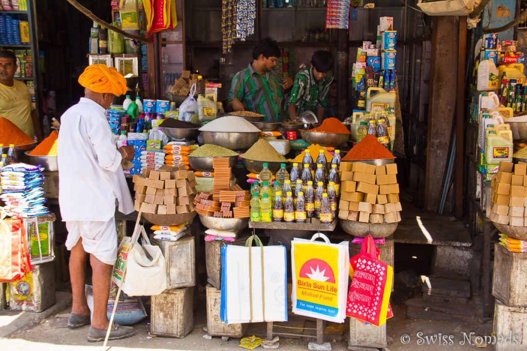 Farbenfroher Marktstand am Markt von Udaipur