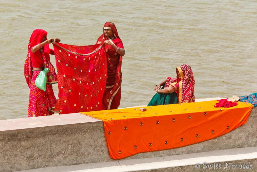 Im heiligen See von Pushkar werden farbige Stoffe gewaschen