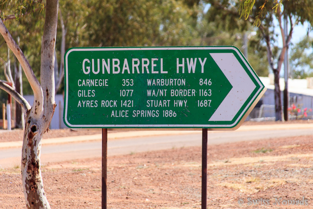 Das Strassenschild in Wiluna mit Distanzangaben des Gunbarrel Highway