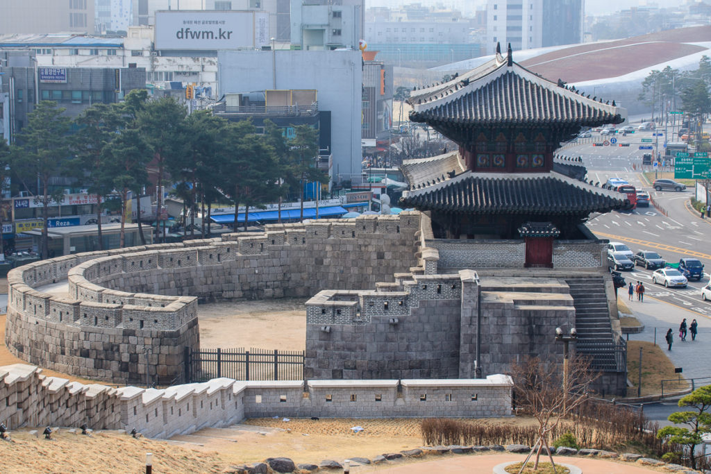 Das Heunginjimun Gate entlang der Stadtmauer von Seoul