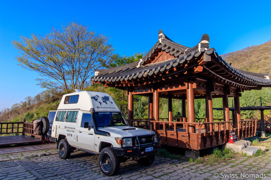 Camping in Südkorea neben einem Pavillon