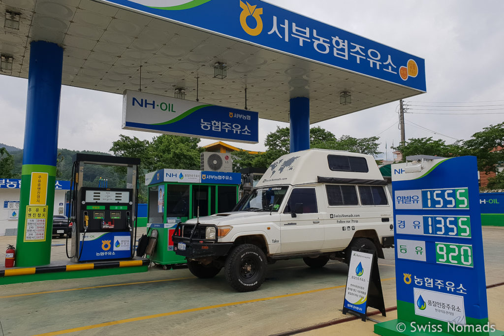 An einer Tankstelle mit dem eigenen Fahrzeug in Südkorea