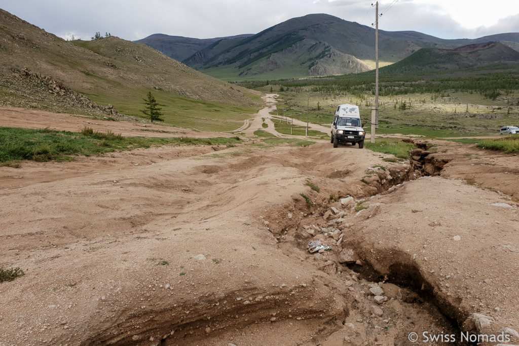 Die ausgewaschene Piste im Khorgo Terkhiin Tsgaan Nuur Nationalpark in der Mongolei