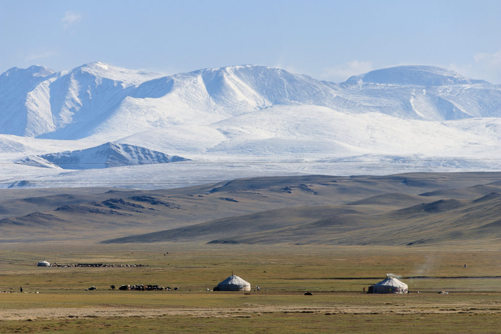 Schneebedeckte Gipfel im Altai Gebirge der Mongolei