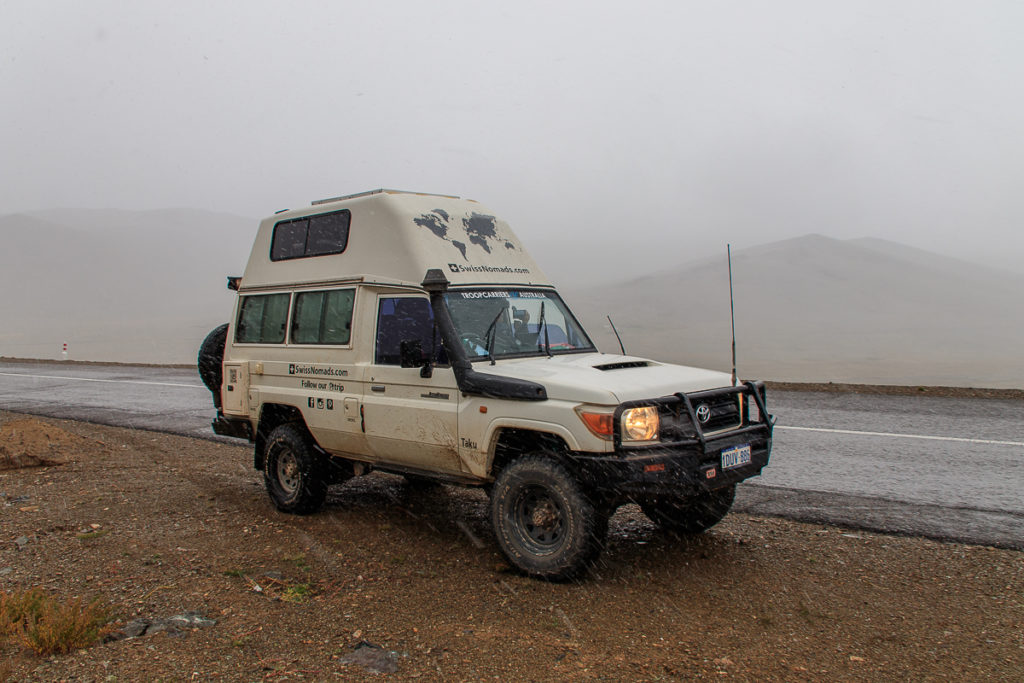 Schnee im Altai Gebirge der Mongolei