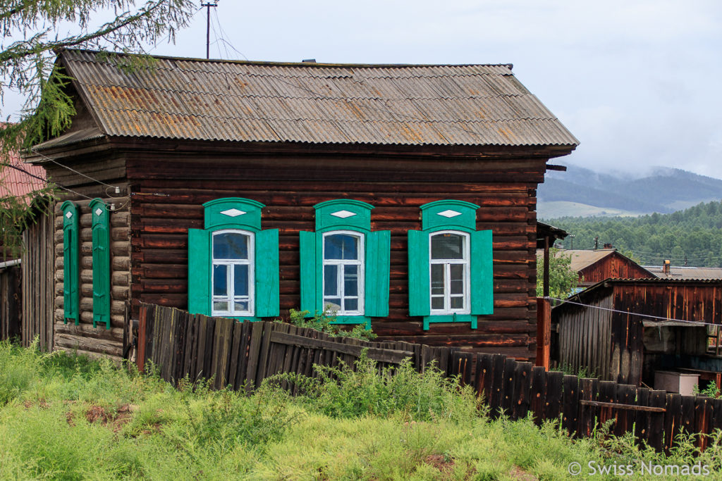 Sibirisches Haus auf dem Russland Roadtrip