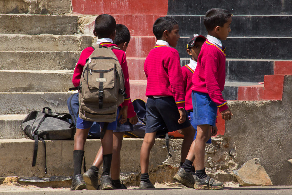 Schulkinder in Nuwara Eliya