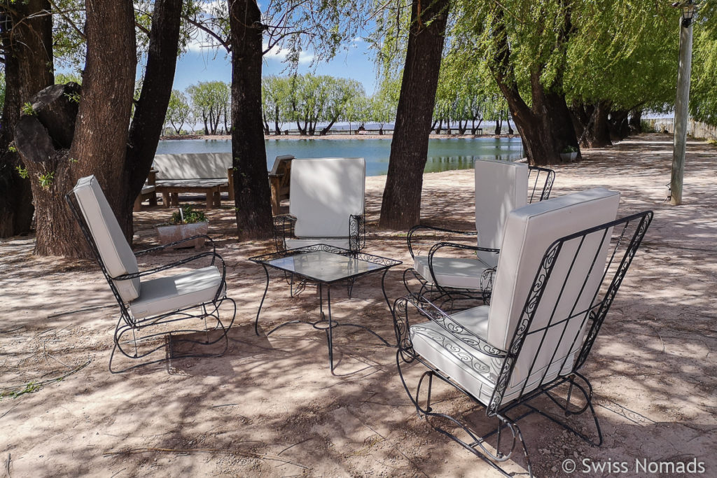 Sitzplatz am Wasser im Weingut Ojo de Agua