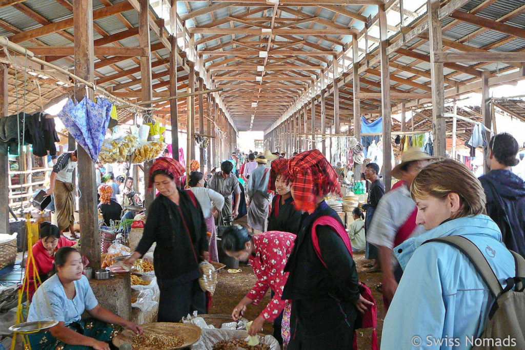 Der Markt von In-Dein findet in einer grossen Markthalle statt