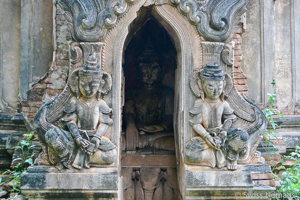 Figuren an den Stupas des In-Dein Pagodenwald 