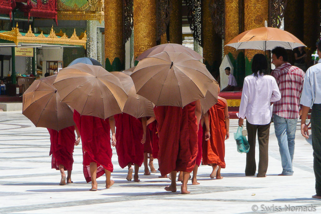 Mönche in der Shwedagon Pagodein Yangon 