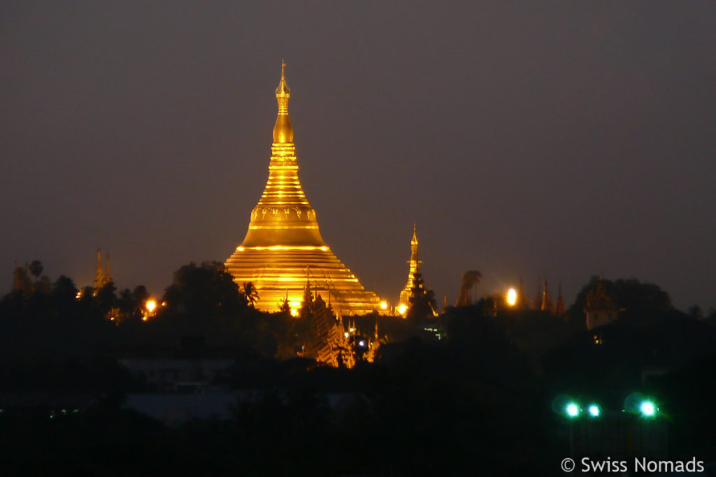 Shwedagon Pagode in Yangon bei Nacht