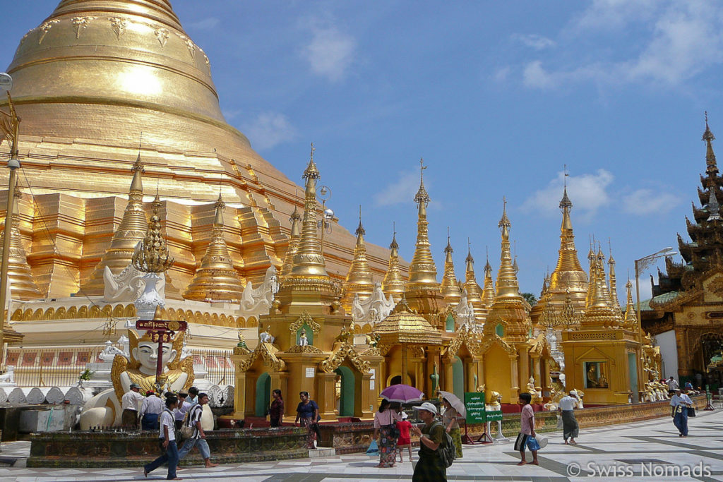 Stupas der Shwedagon Pagode in Yangon