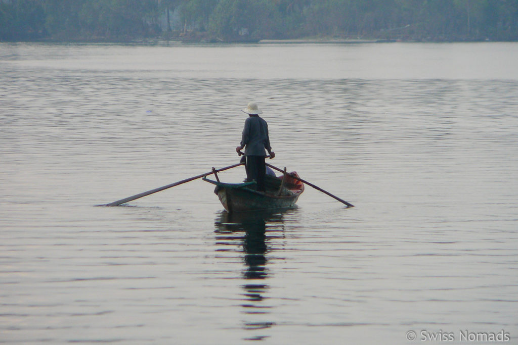 Ruderer auf dem Preaek Tuek Chhu bei Kampot