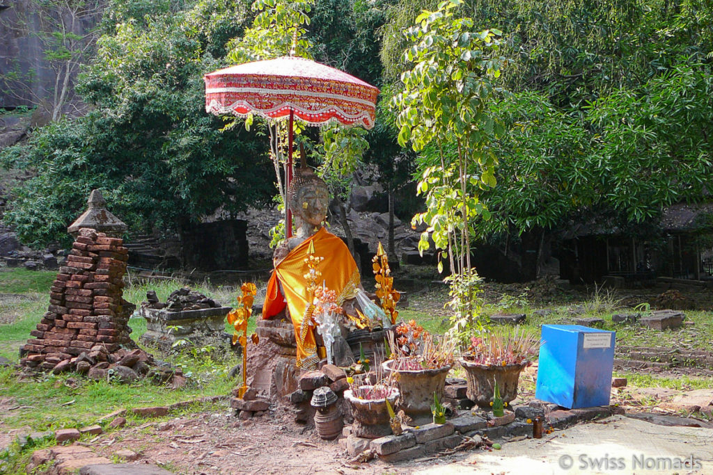 Buddha unter Schirm bei Wat Phou 