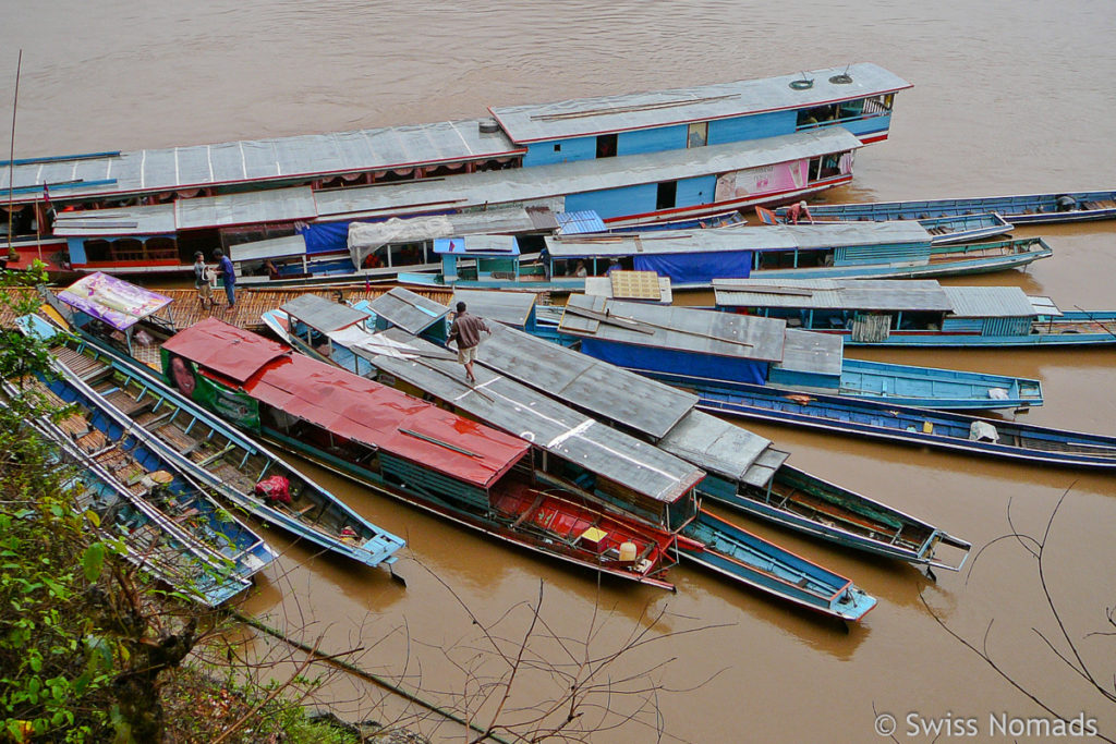 Boote bei den Pak Ou Höhlen bei Luang Prabang