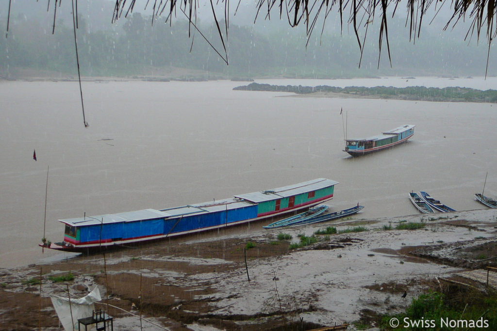 Regen bei den Pak Ou Höhlen in Laos