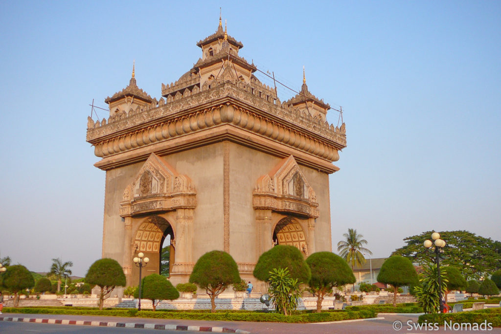 Sonnenuntergang am Phatuxai in Vientiane 