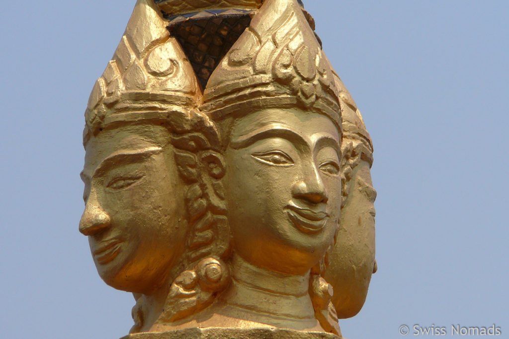 Gesichter am Turm des Phatuxai in Vientiane