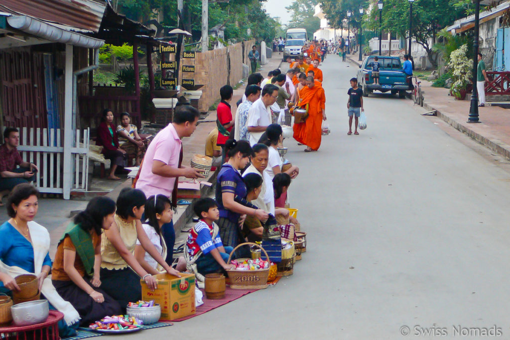 Tak Bat in Luang Prabang im 2007