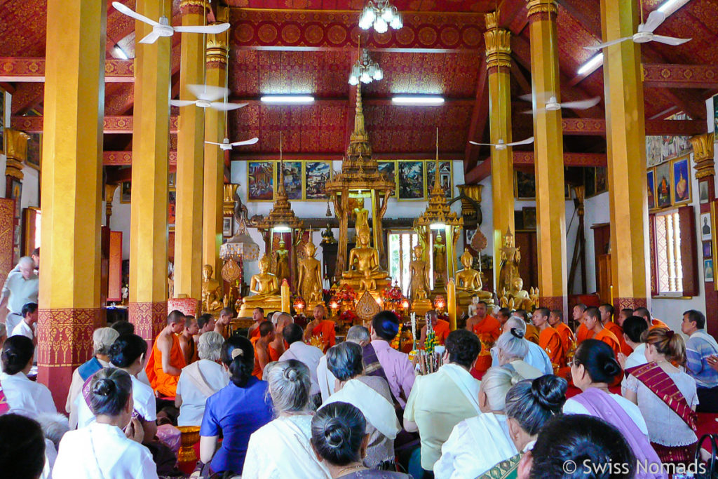 Gebet im Wat Sene Souk Haram in Luang Prabang